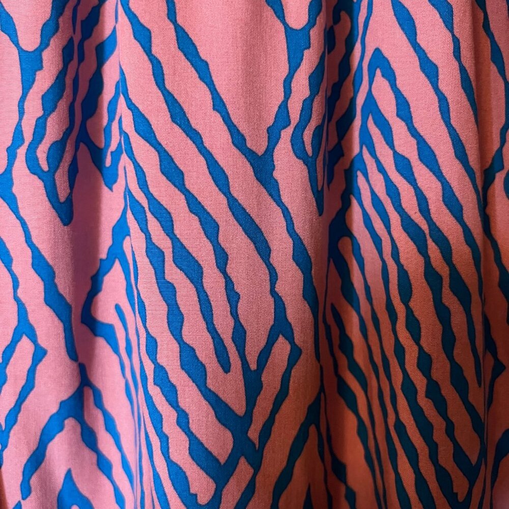NEW Women's THML Pink & Blue Abstract Print Blouse Ruffle Neck - Size Medium - Picture 2 of 3